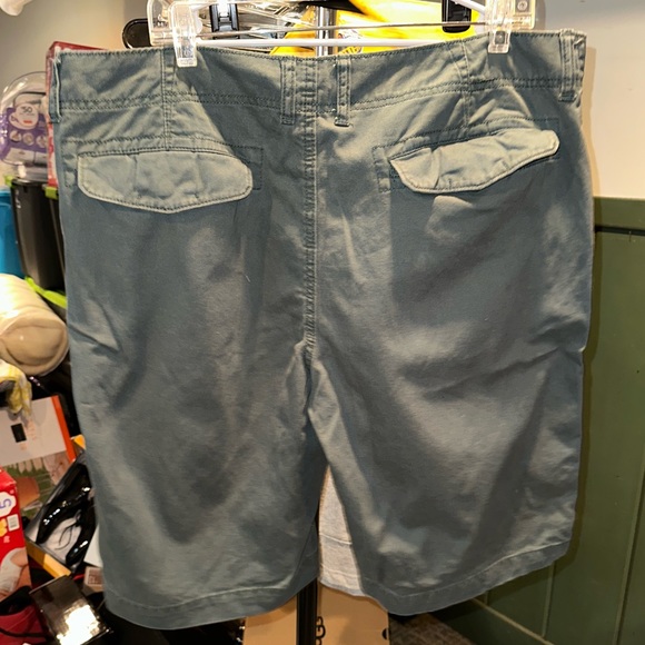 Mens broken in khaki shorts size 40 - Picture 2 of 3